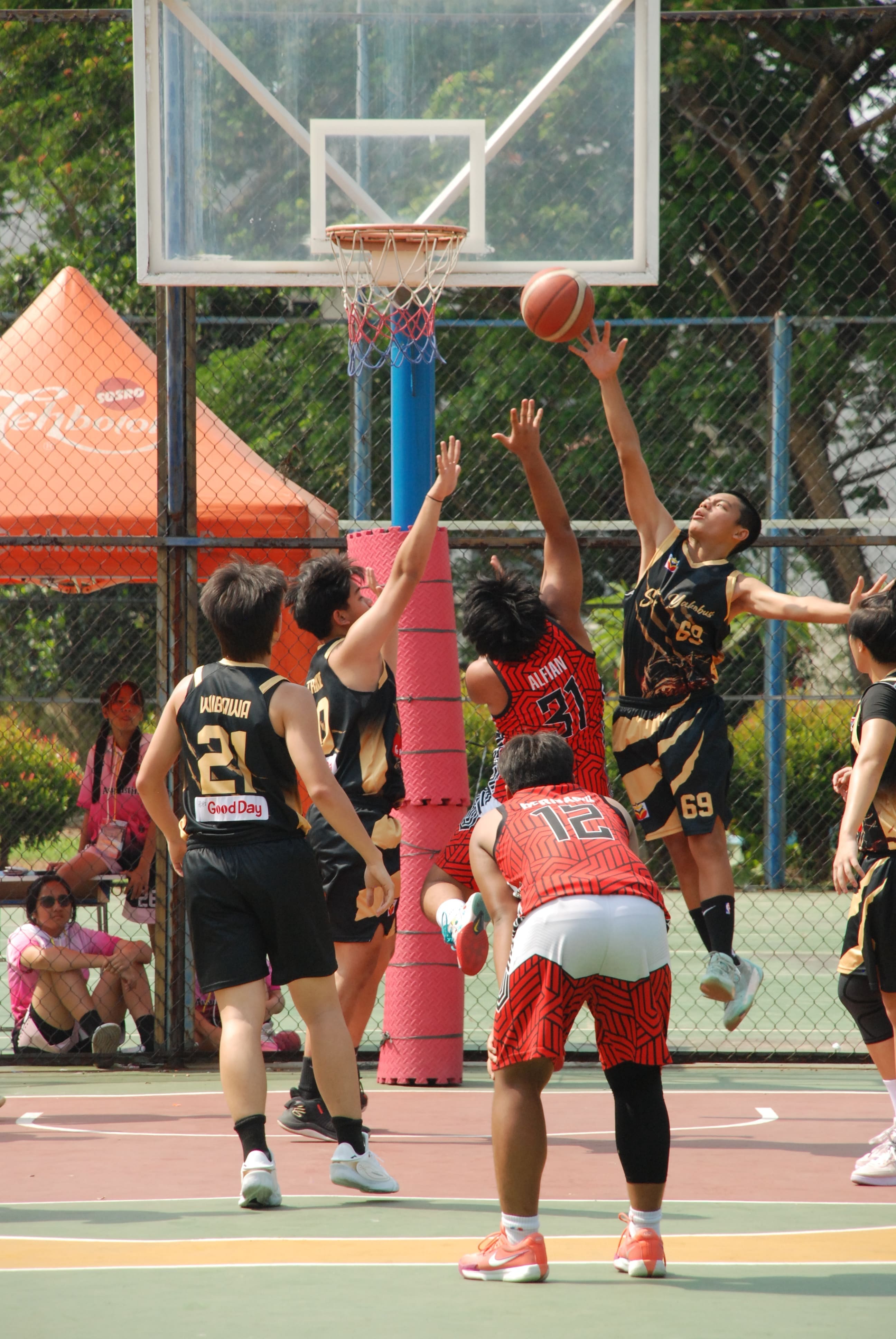 Suasana pembukaan Apollo-Axavo Cup